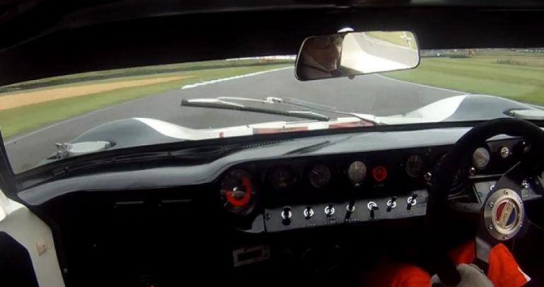 سائق سباقات يتصارع مع فورد GT40